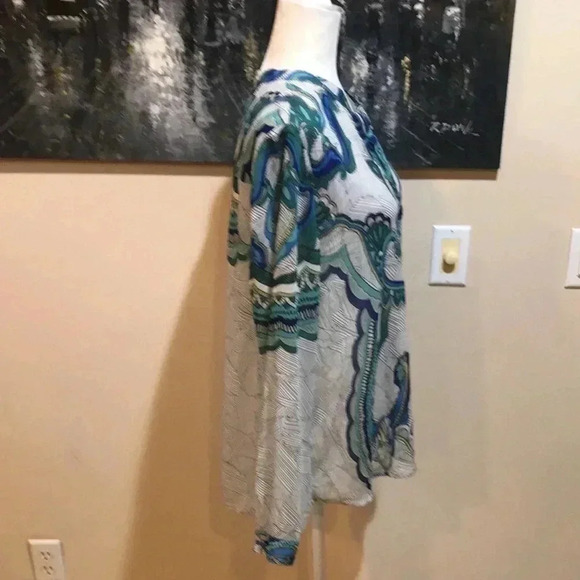 Chicos Sheer Paisley Design Long Sleeved Top w/Rounded Hem V Neck Collar Size 2 - Picture 4 of 8